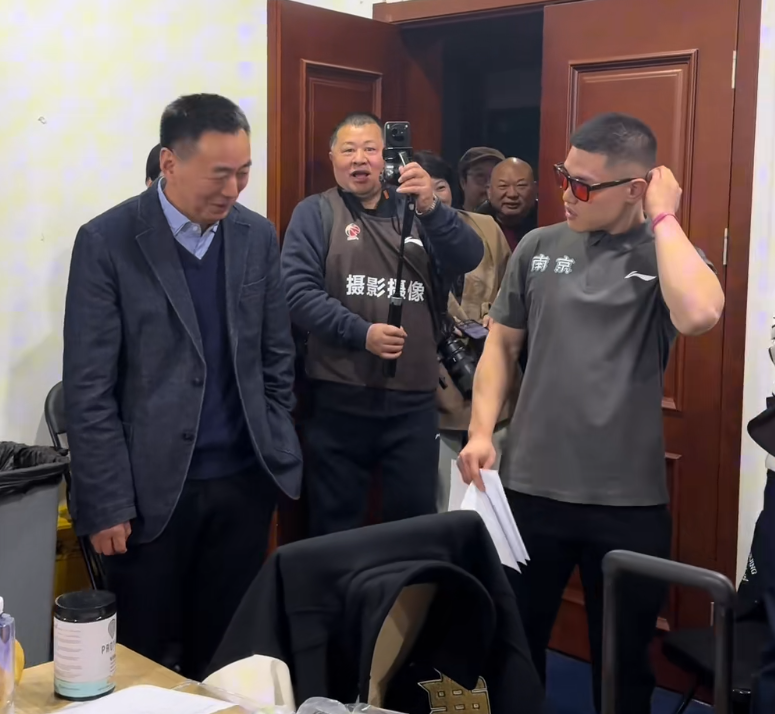 赏金女王模拟器-同曦胜深圳，老板更衣室肯定全队，郭昊文汉兹获腰带，氛围极佳